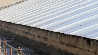 Крадци задигнаха част от покрива на театъра в Благоевград