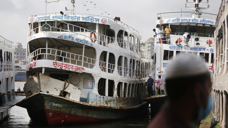 Филипинската брегова охрана спаси всичките 67 души от ферибот, който
