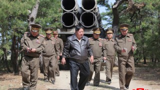 Лидерът на Северна Корея Ким Чен ун е присъствал на изпитания на безпилотни