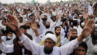 Хиляди поддръжници на шериата обсадиха пакистанския парламент 