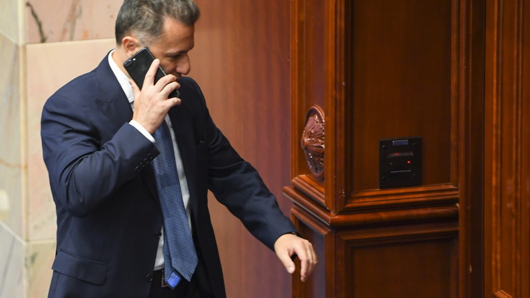 Македонски наказателен съд нареди на бивш премиер на страната да