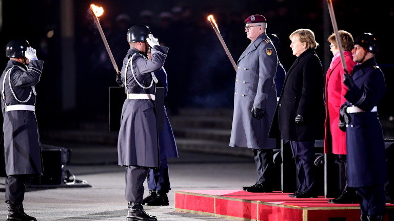 Меркел се прости с канцлерския пост – с военен ритуал от XVI в.