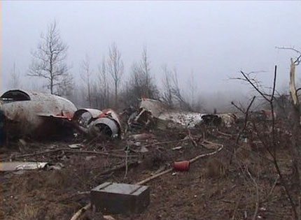 Самолетът на Качински паднал след двоен сблъсък с дървета