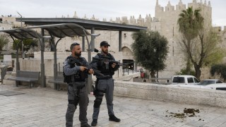 Израелското правителство съобщи че е арестувало френски гражданин служител в