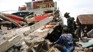Продължават спасителните операции сред развалините на сгради, които се срутиха