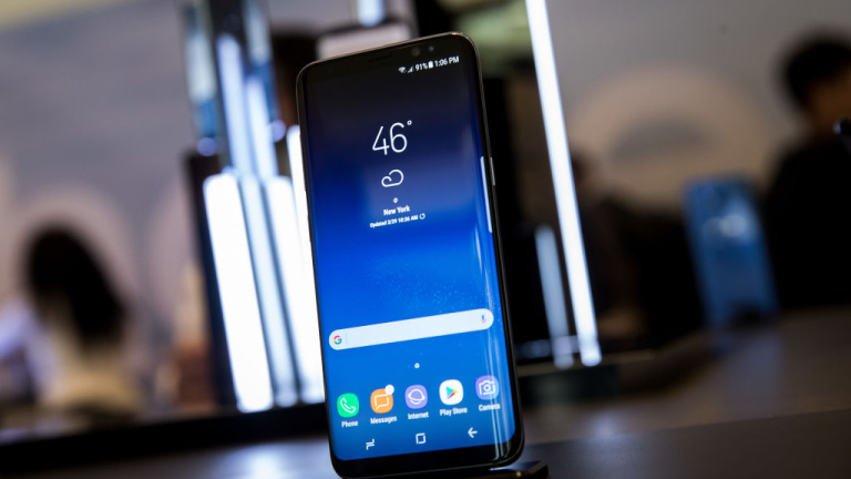 Samsung подарява втори Galaxy S8 при покупка