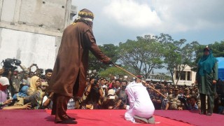 Две лесбийки в Малайзия бити публично с пръчки заради секс в кола