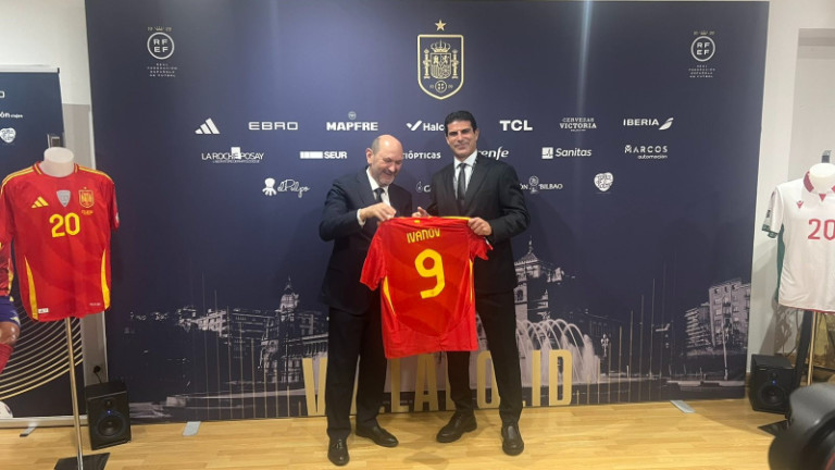 Георги Иванов получи фланелка на Испания за подарък