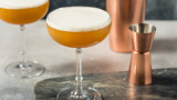 Коктейл Stone Fruit Sour: свежият, кисело-сладък и кадифен вкус на лятото в чаша