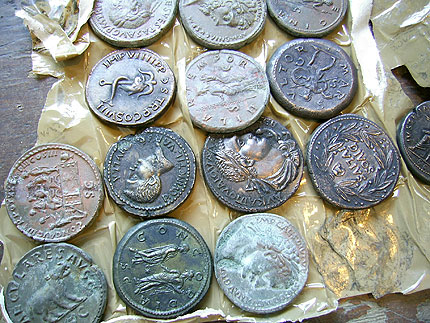 50 антични монети хванаха на Калотина 