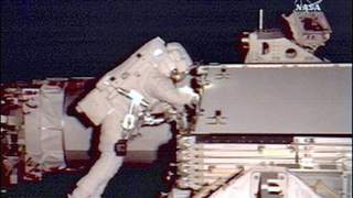 Екипажът на Атлантис започна програмата си в открития Космос