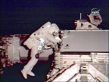 Космонавтите от "Атлантис" успешно завършиха 4-то излизане