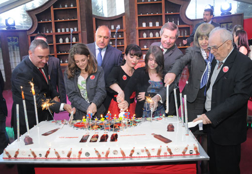 Бойко Борисов разряза 125-годишна торта