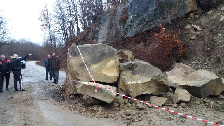 Във връзка с падналите проливни валежи, през изминалото денонощие се