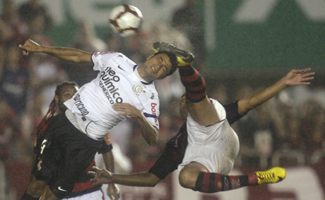 Адриано с първи гол от месец насам