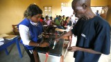  Дълги опашки и високи упования на историческите президентски избори в Либерия 