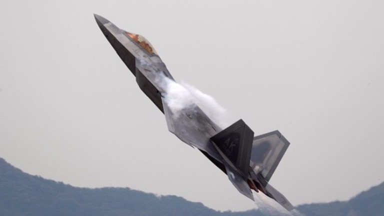 6 американски изтребителя F-22 пристигнаха за учения в Южна Корея 