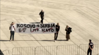 Сърби развяваха плакат с лозунг Косово е Сърбия пред сградата