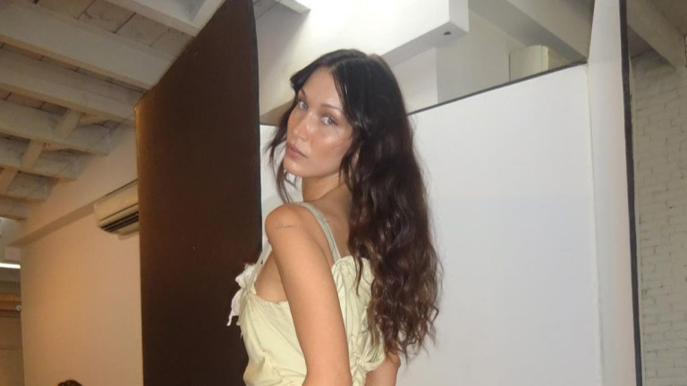 Когато Бела Хадид обуе сандали с чорапи