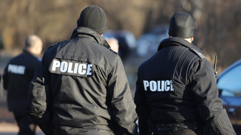 Полицейски служители заловиха 7 нелегални мигранти до ямболското село Иречеково,