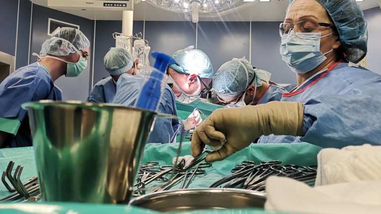 Тежка 6-часова трансплантация на черен дроб завърши успешно във ВМА