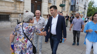 Кирил Петков и Асен Василев продължават срещите си с хората