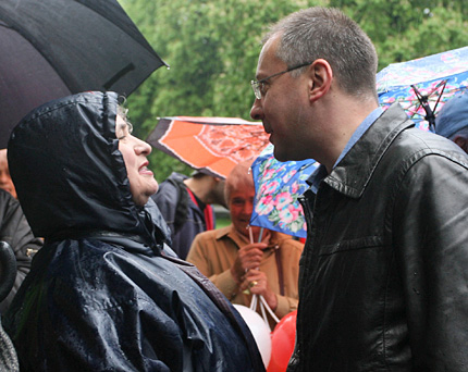 Стотици симпатизанти на БСП слушат Станишев под дъжда