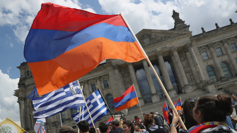 Десетки празнуват пред парламента в Берлин признаването на арменския геноцид