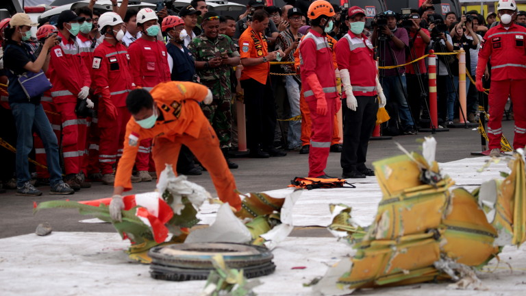 Индонезийски водолаз спасител е загинал при операцията за издирване на