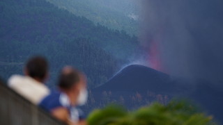 Продължава евакуацията на Канарите, има нова пукнатина и 6-метрови потоци от лава