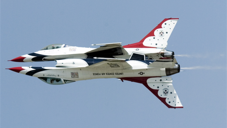 F-16 се разби при въздушно шоу в Колорадо, на което е присъствал Обама