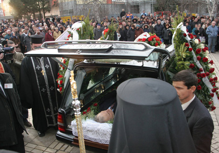 Стотици се поклониха пред убития кмет на Елин Пелин