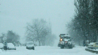 Снегът усложни пътната обстановка