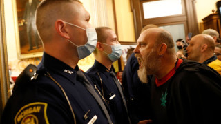 Президентът на САЩ Доналд Тръмп иска от губернатора на Мичиган Гретхен