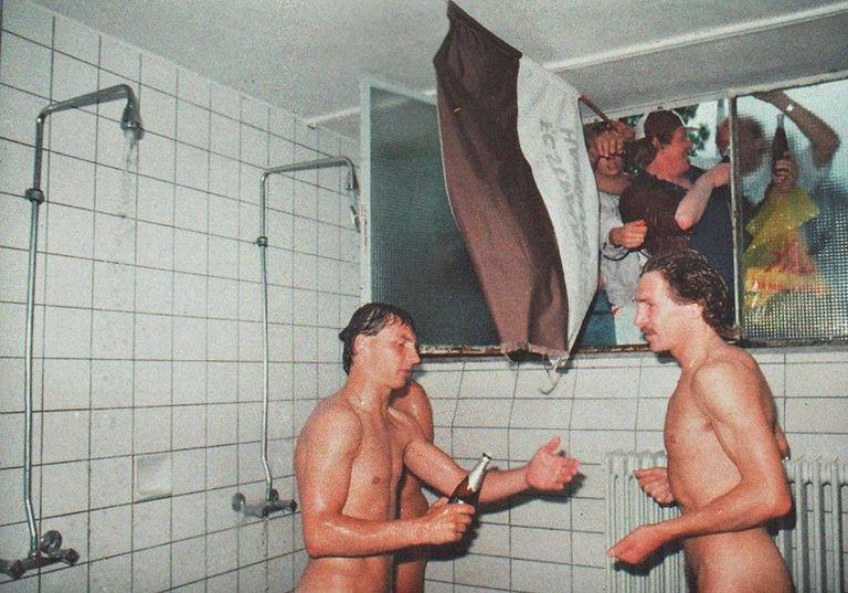  Феновете на Сейнт Паули честват извоюваната промоция през 1988 година, нахлувайки през прозореца в съблекалнята на тима, до момента в който футболистите се къпят. 