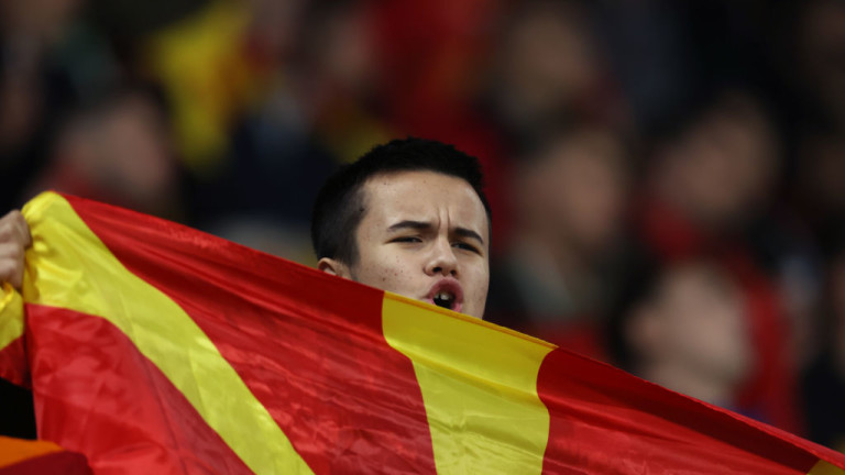 Хиляди футболни фенове излязоха на площад Македония в Скопие, където
