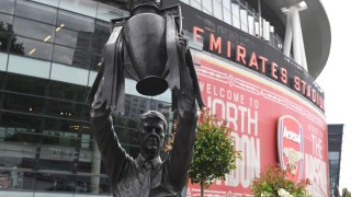 Арсенал издигна паметник на бившия мениджър на клуба Арсен Венгер