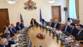 Правителството гласува значителна помощ за половин милион бедни деца и