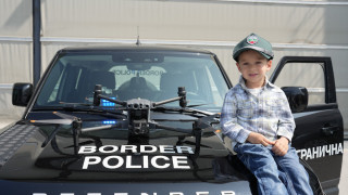 С впечатляваща демонстрация на техника хеликоптери и служебни кучета Главна