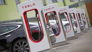 Tesla прави зарядни станции на Балканите, но пренебрегва България