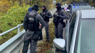 Двама души са задържани за разпространение на дрога при спецоперация