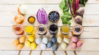 Как да боядисаме яйца с естествени оцветители