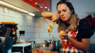 Защо всъщност плачем, докато режем лук