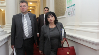 Министър Петкова оневинява Делян Добрев