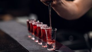 Какво е максималното алкохолно съдържание в бутилките алкохол в бара