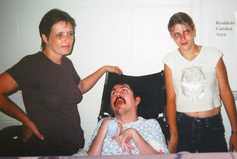  Тери Уолис със брачната половинка и щерка си през 2002 