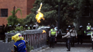 Над 220 пострадали при протести с насилие във Венецуела