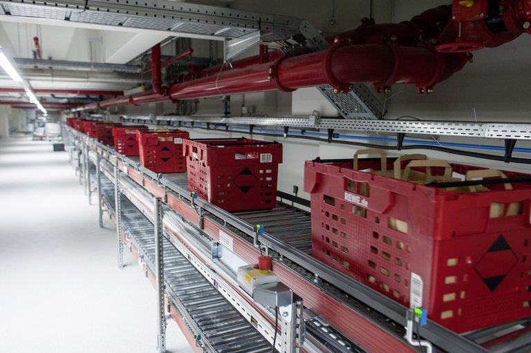 Процесът по събирането на поръчките е напълно автоматизиран