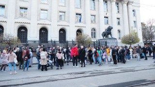 Десетки хора се събраха пред сградата на Съдебната палата в