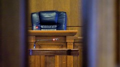 Глобиха обвиняемия за запаленото знаме на ЕС и го освободиха от наказателна отговорност